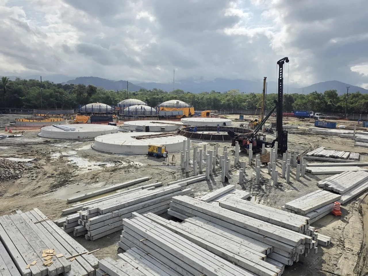 Estacas pré-moldadas armazenadas em obra